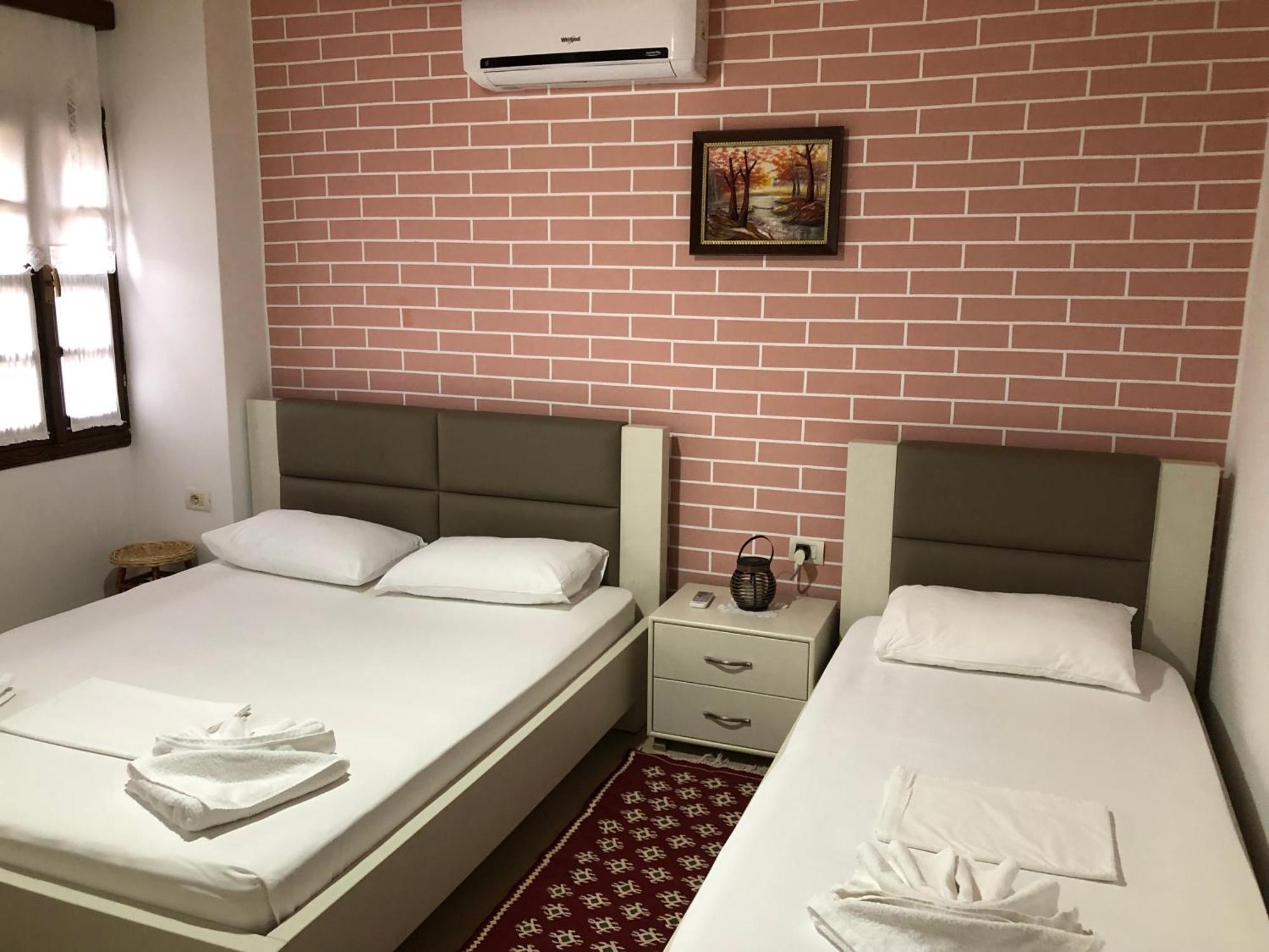 Dhimitri'S Guest House ベラト エクステリア 写真