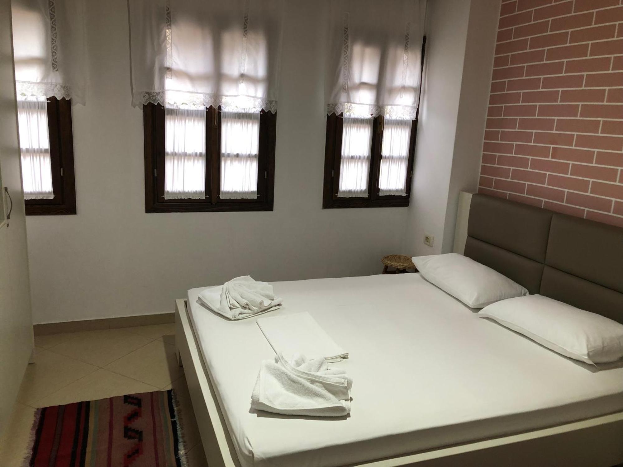 Dhimitri'S Guest House ベラト エクステリア 写真